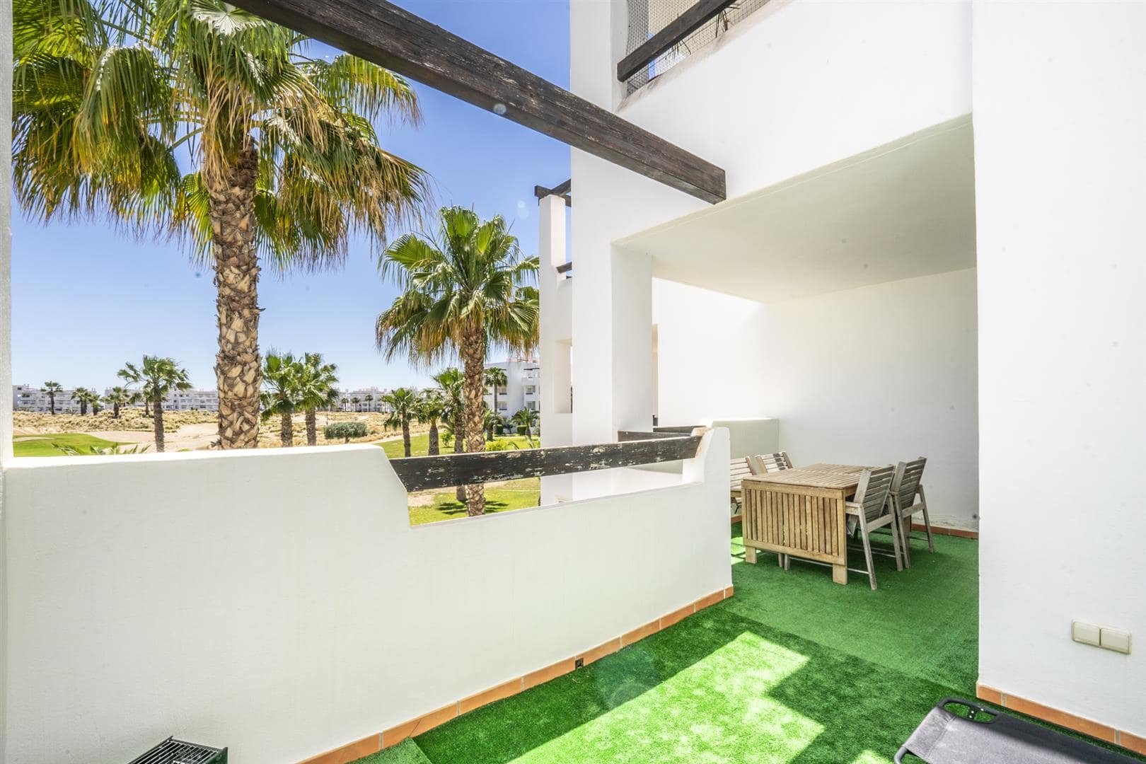 Luxusní dvoupokojový apartmán s výhledem na golf a soukromou terasou v Roldánu