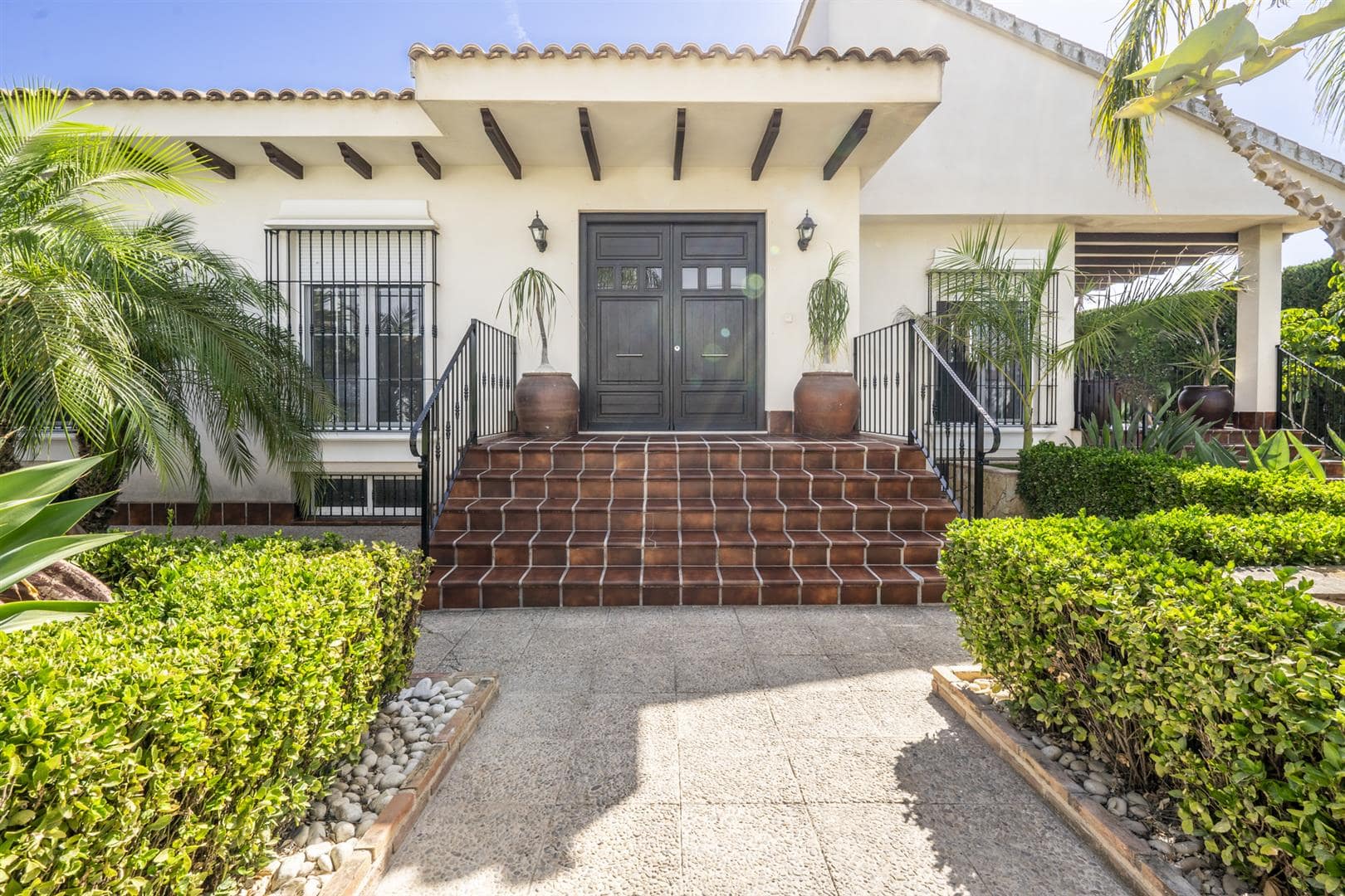 Pool area in villa for sale in Beniel