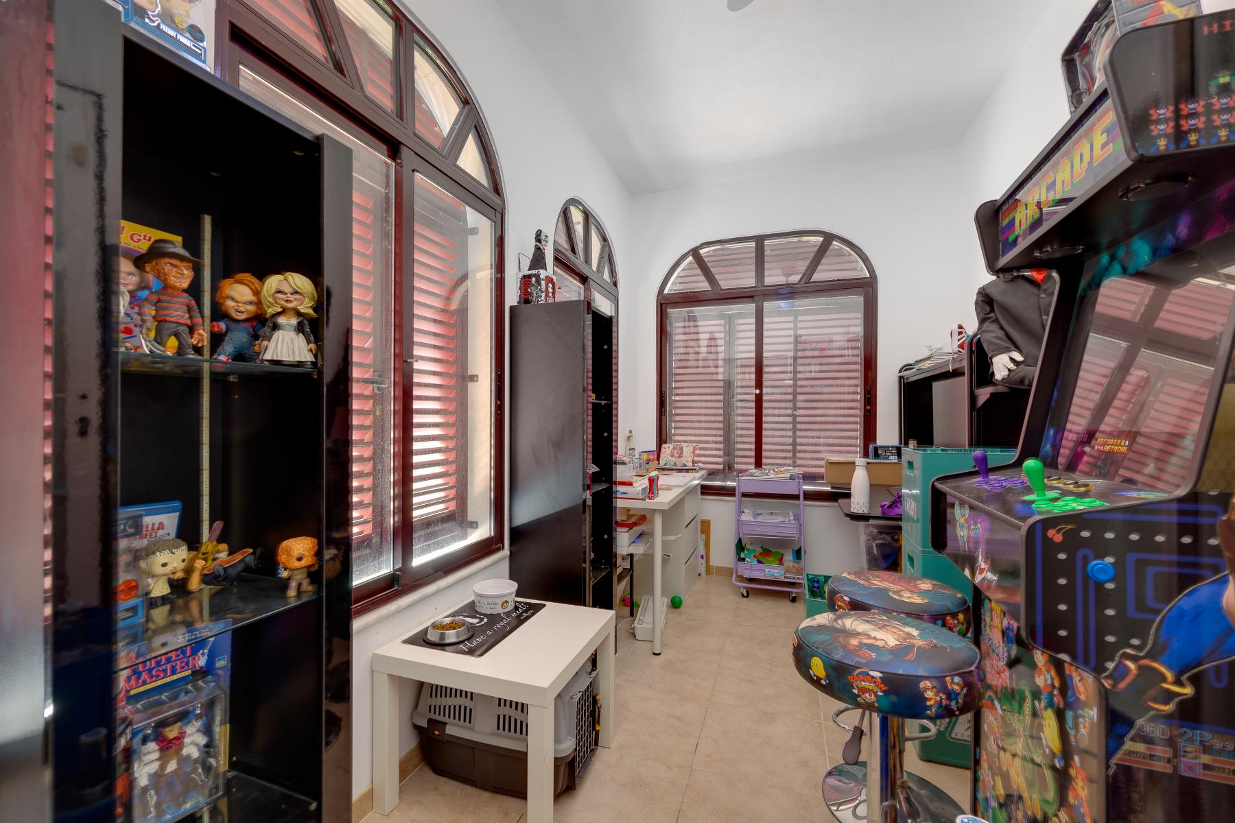 Pool area in villa for sale in San Fulgencio