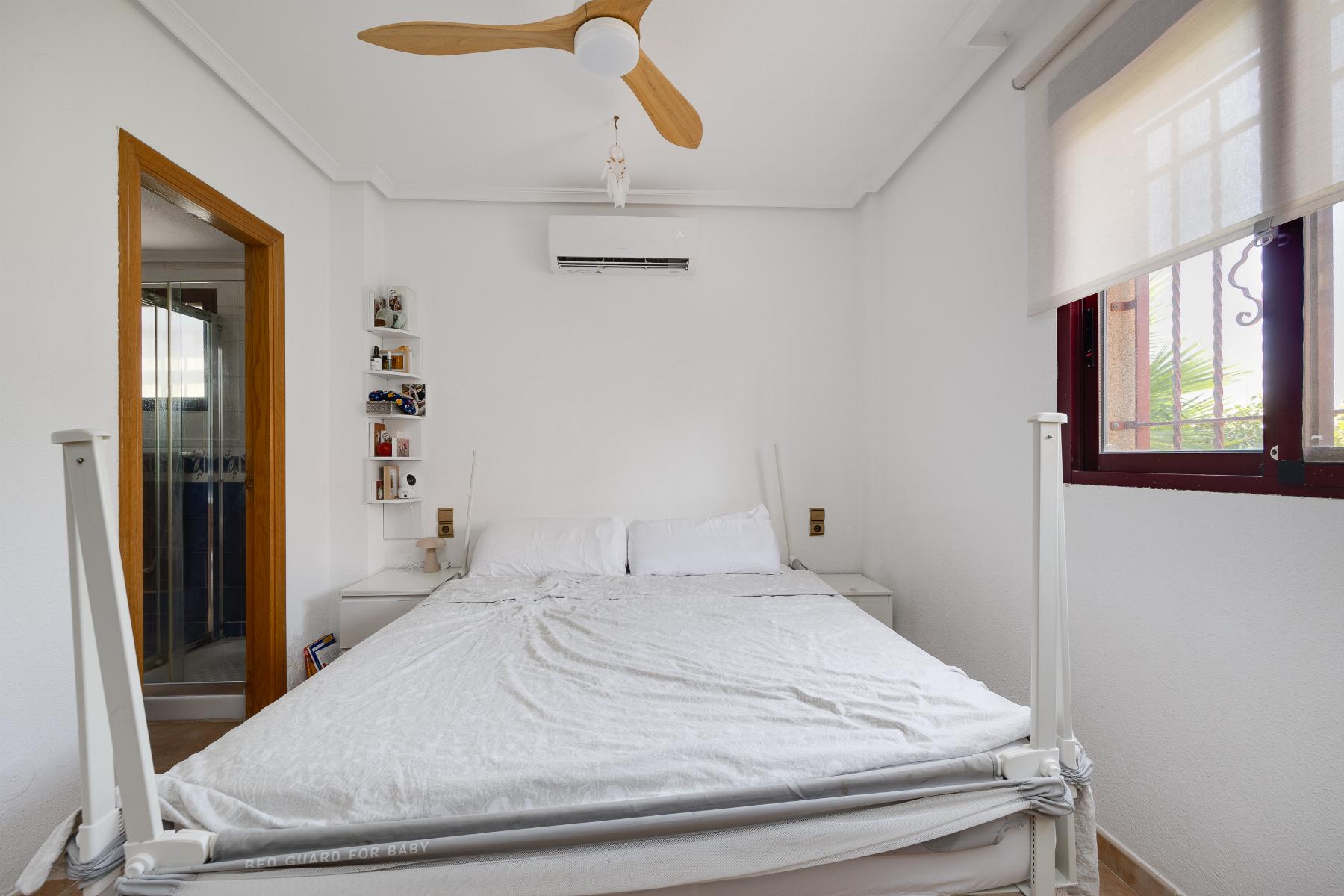 Bedroom in villa for sale in San Fulgencio