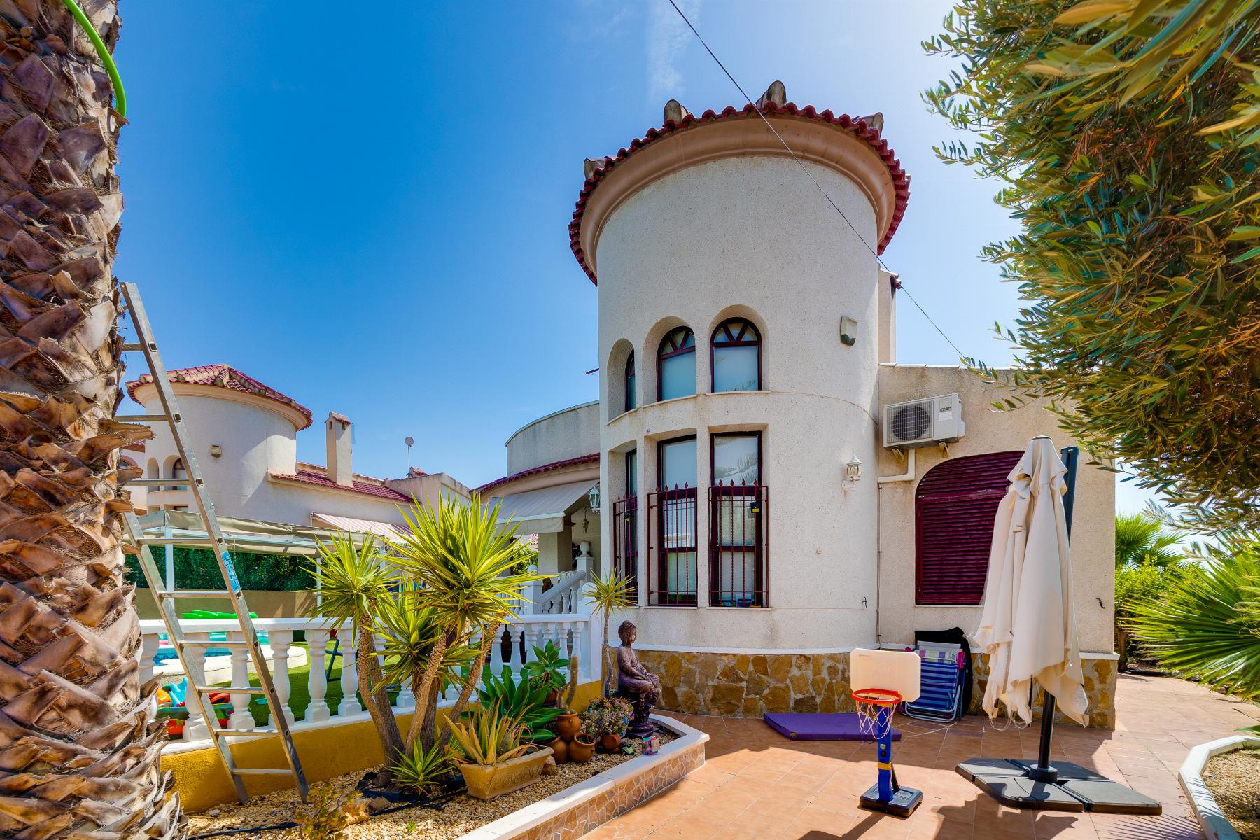 Terrace in villa for sale in San Fulgencio