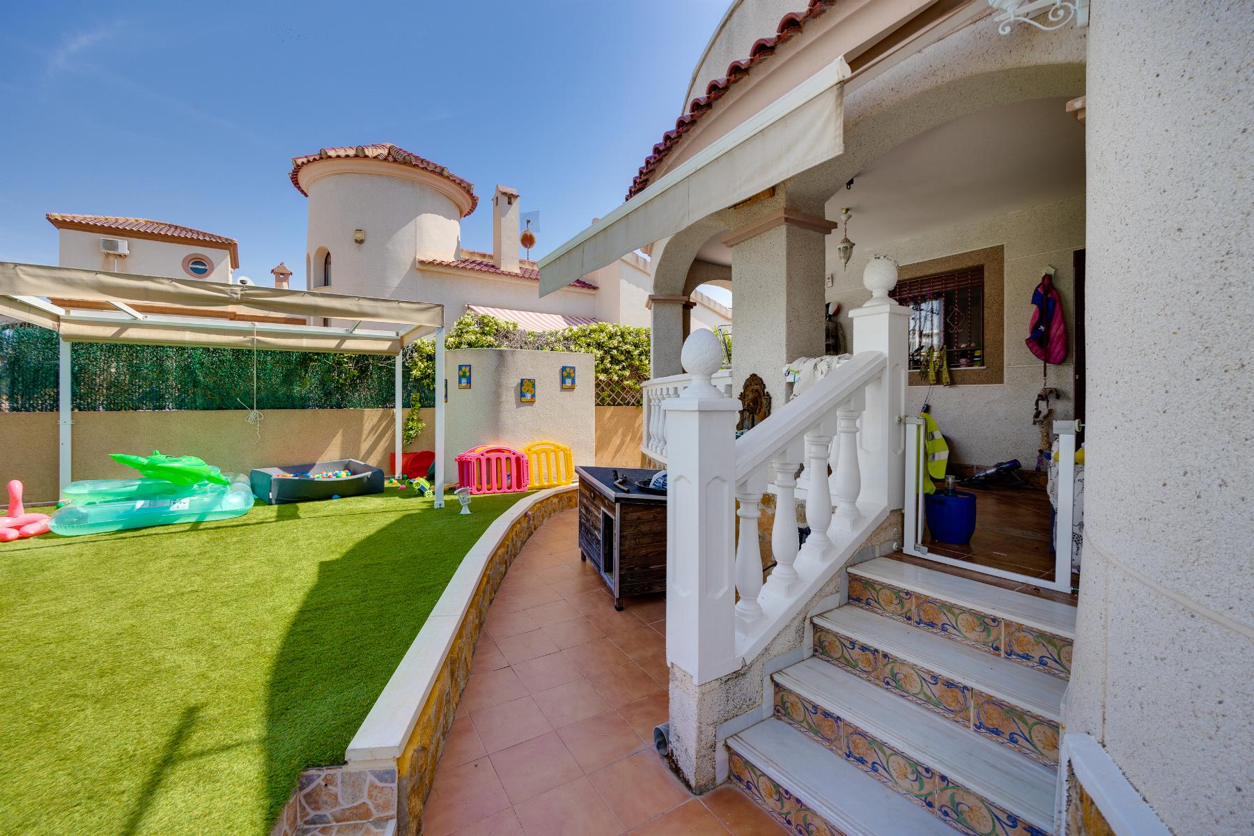 Pool area in villa for sale in San Fulgencio