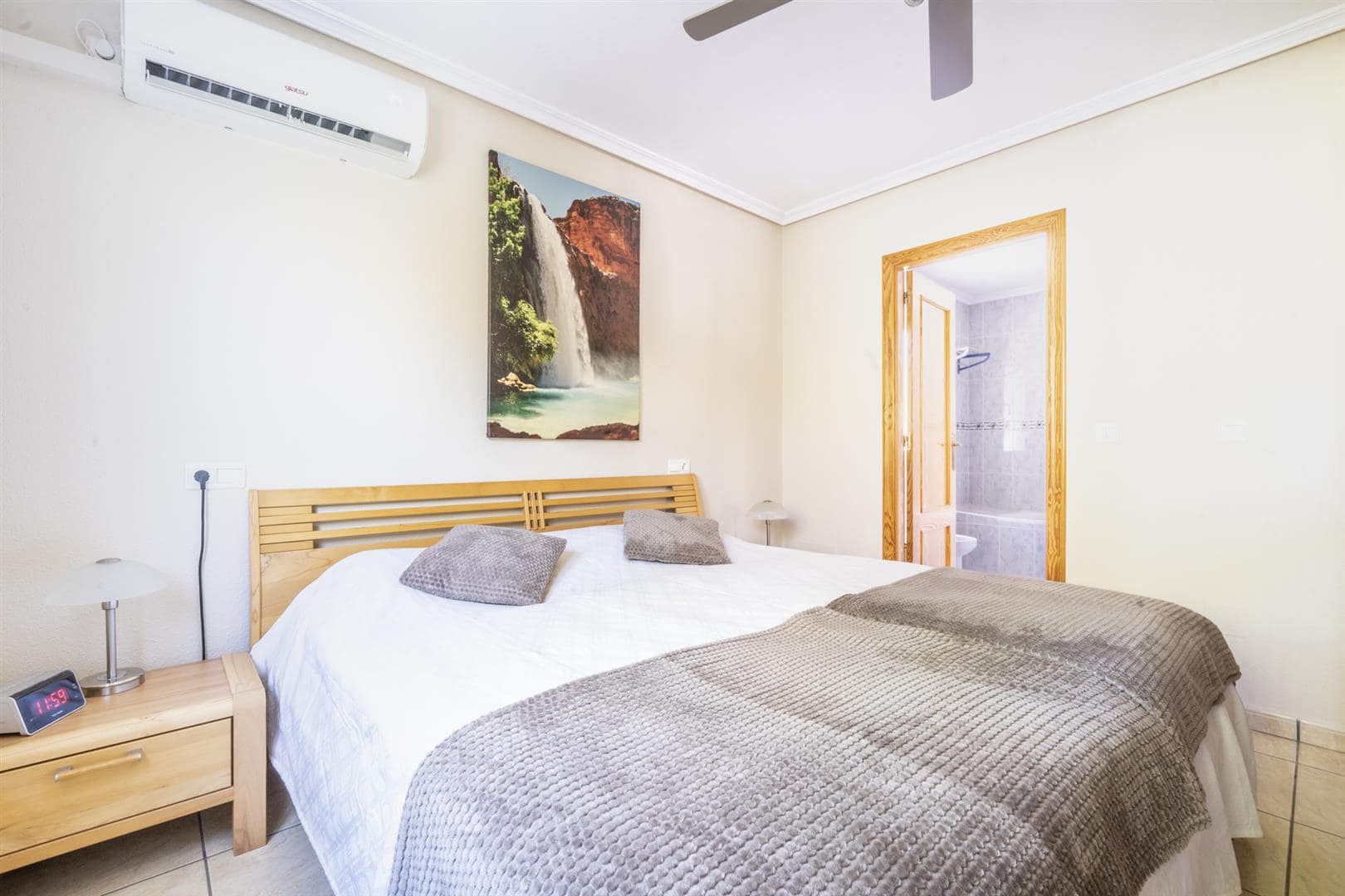 Master bedroom in villa for sale in Valle Del Sol