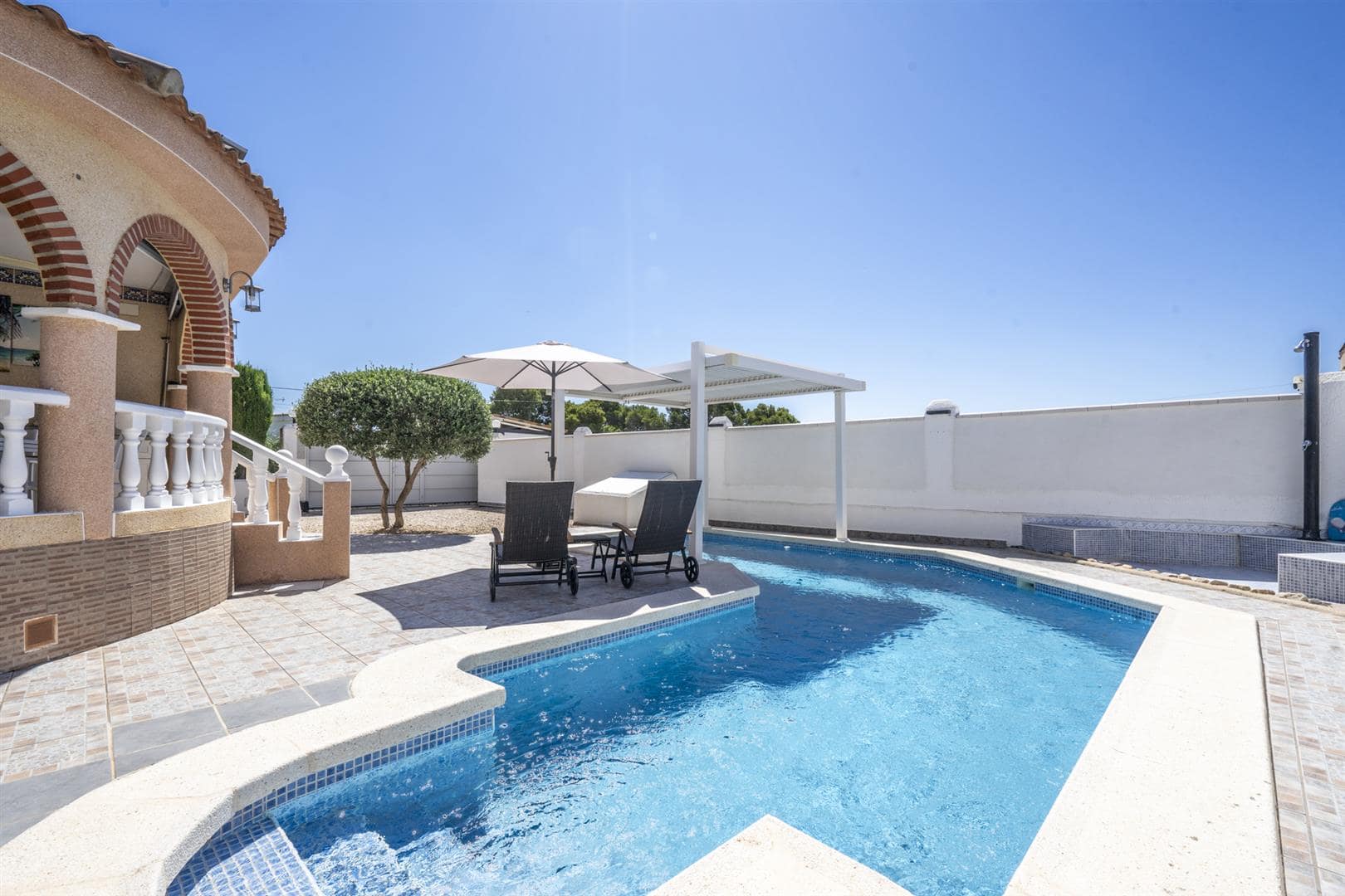 Garden in villa for sale in Valle Del Sol