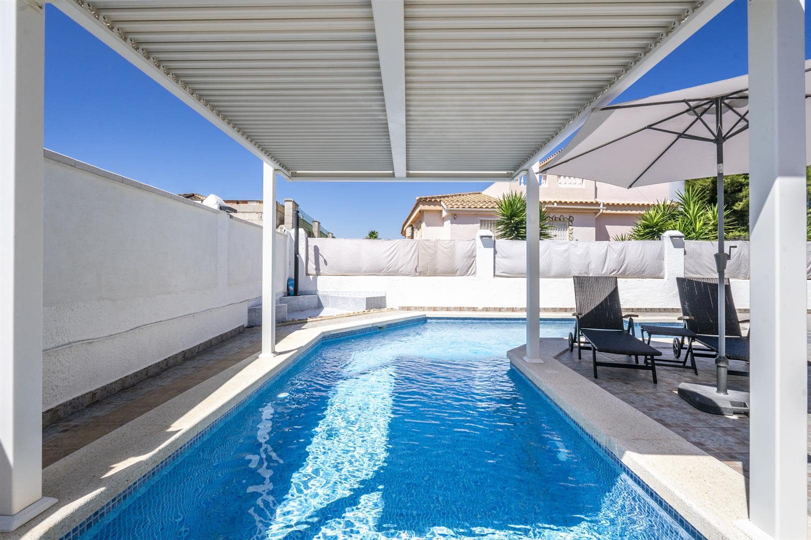 Bedroom in villa for sale in Valle Del Sol