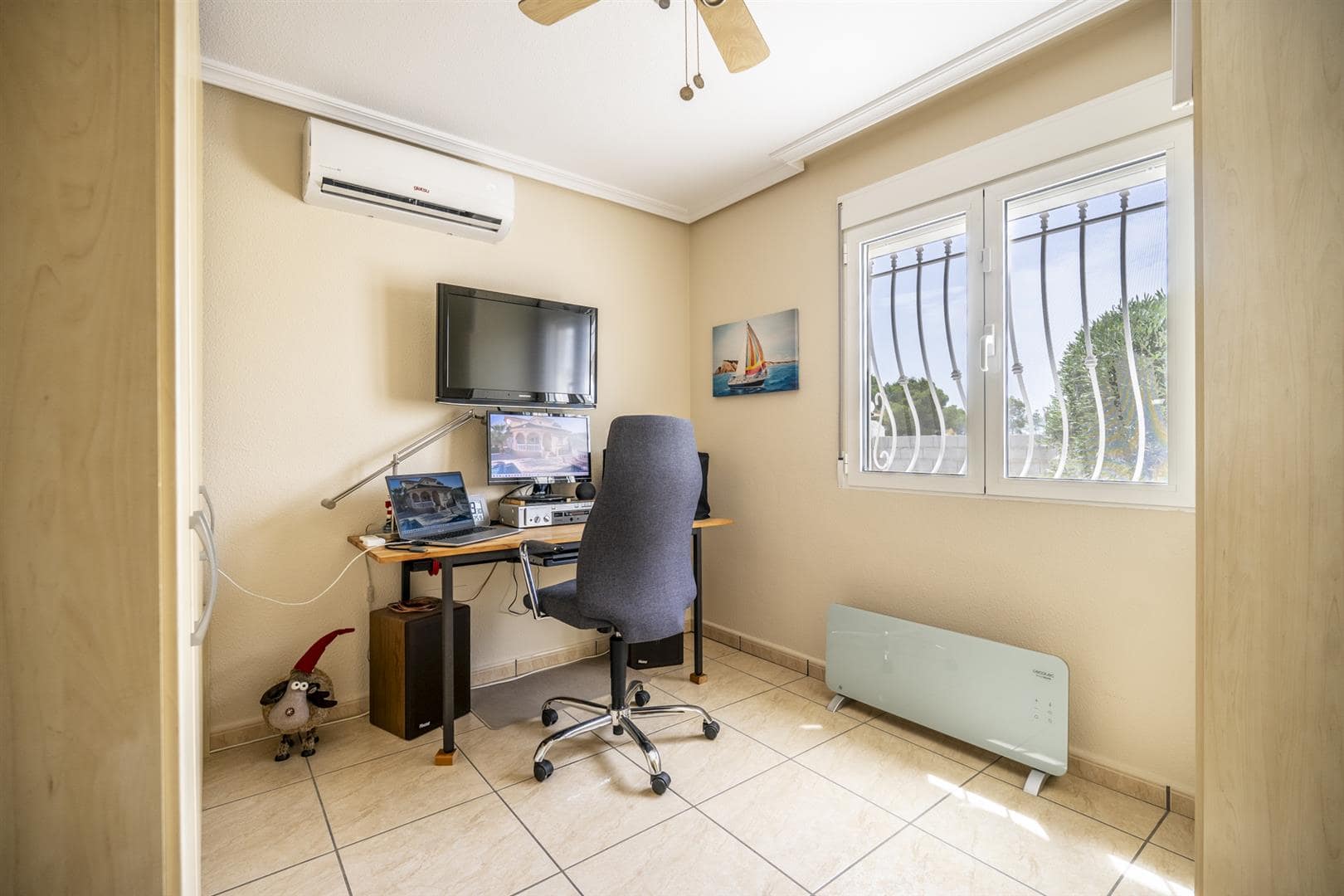 Bedroom in villa for sale in Valle Del Sol