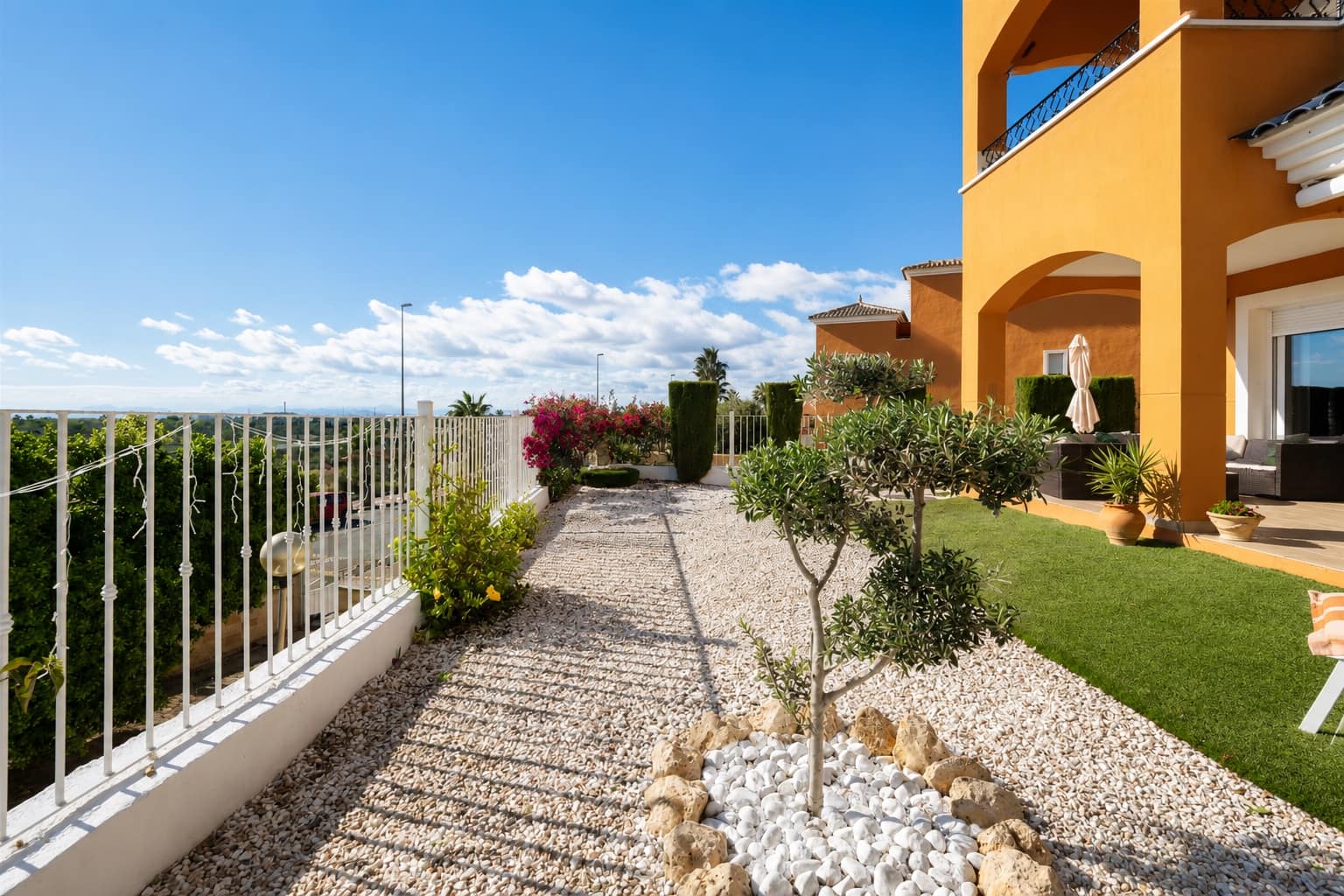 Living room in apartment for sale in Altaona Golf and Country Club