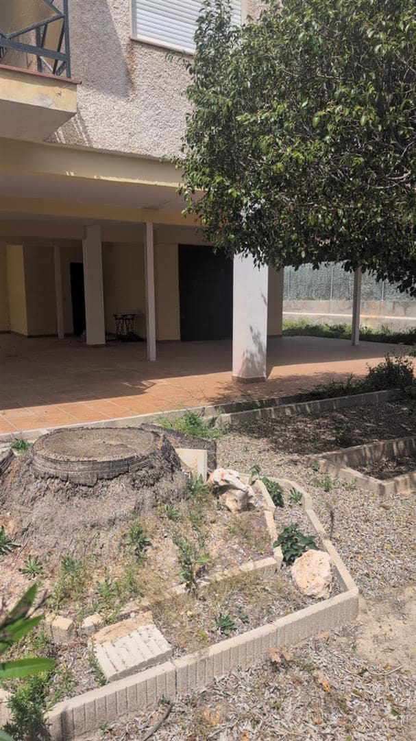 Pool area in villa for sale in Los Alcazares
