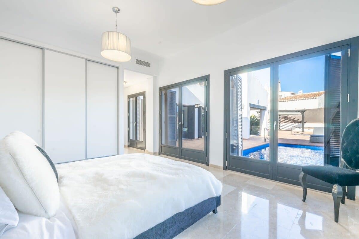 Master bedroom in villa for sale in El Valle Golf Resort