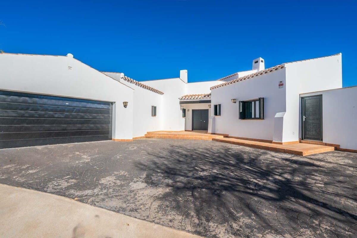 Garden in villa for sale in El Valle Golf Resort