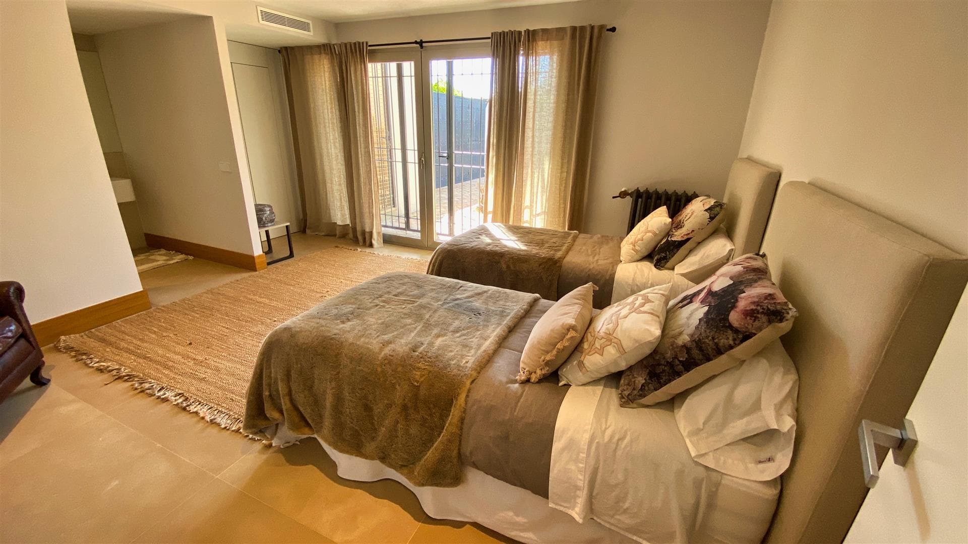 Bedroom in villa for sale in Murcia