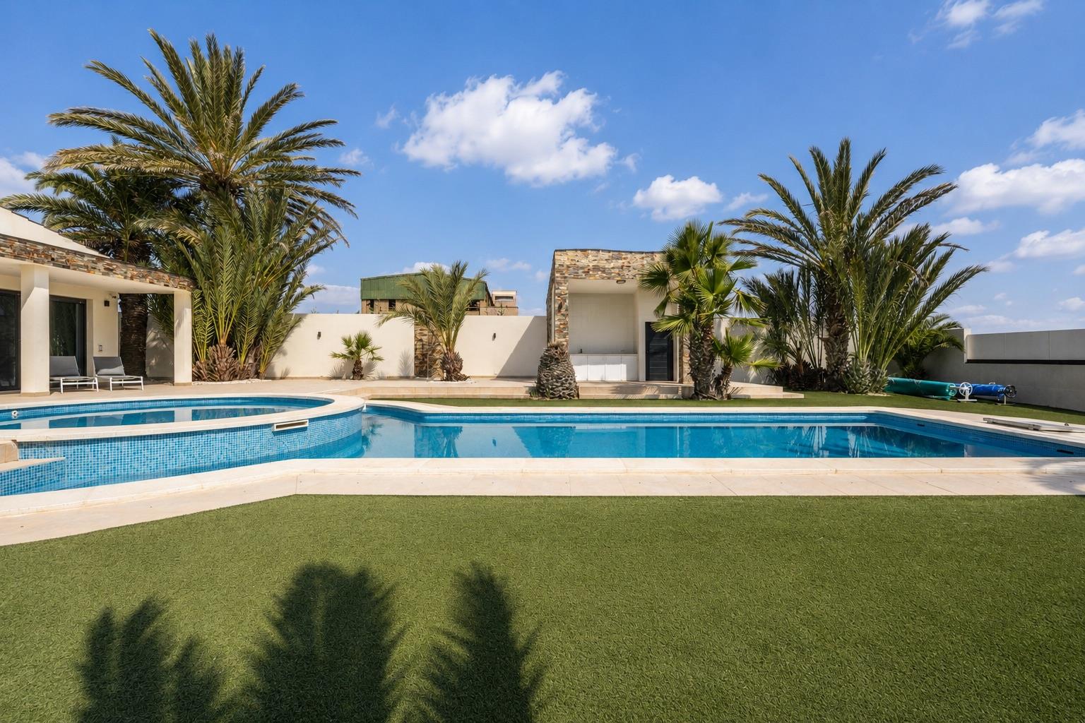 Garden in villa for sale in EL Carmoli Los Urrutias