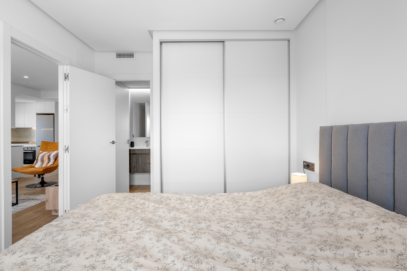 Master bedroom in apartment for sale in Orihuela
