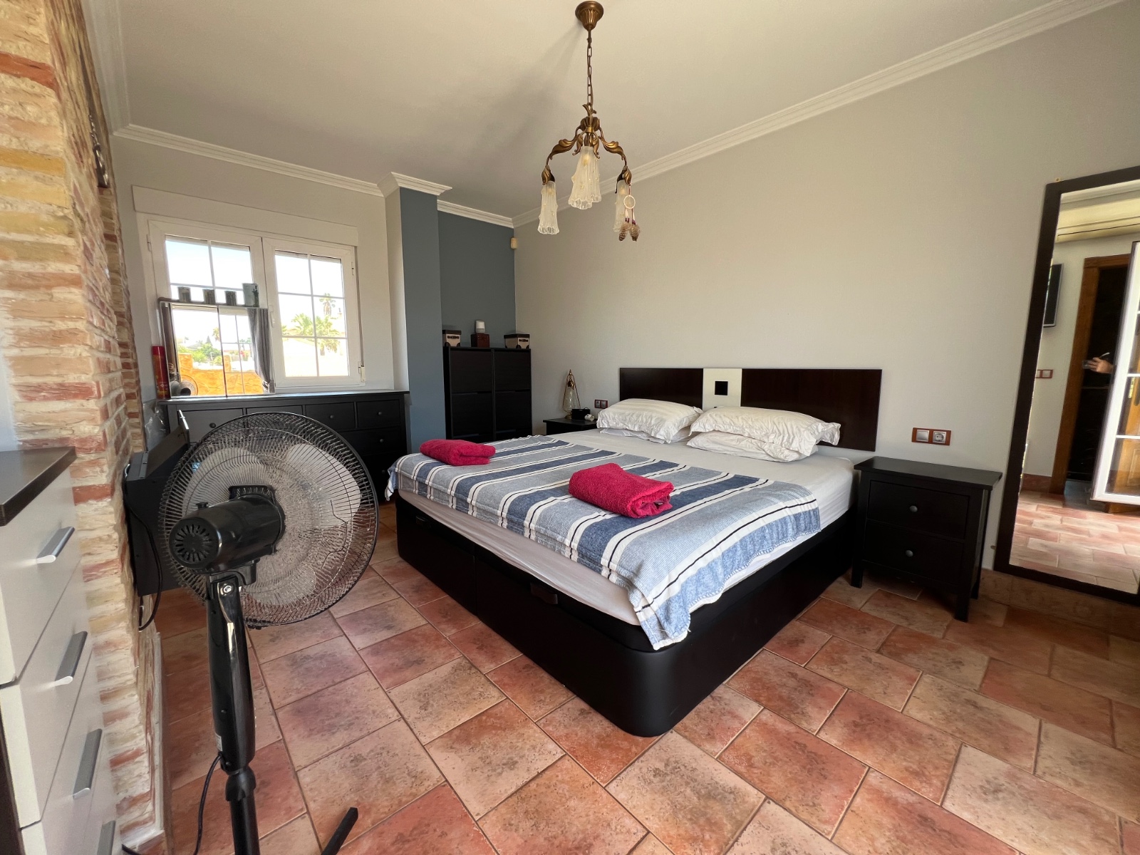 Master bedroom in villa for sale in San Fulgencio