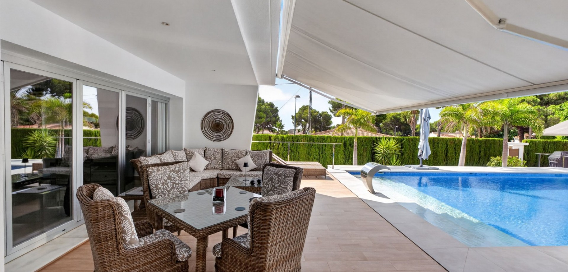 Terrace in villa for sale in Pinar de Campoverde