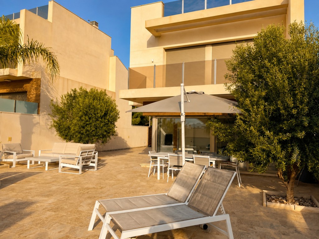 Exklusive Luxusvilla mit Panoramablick und privatem Pool in San Miguel de Salinas