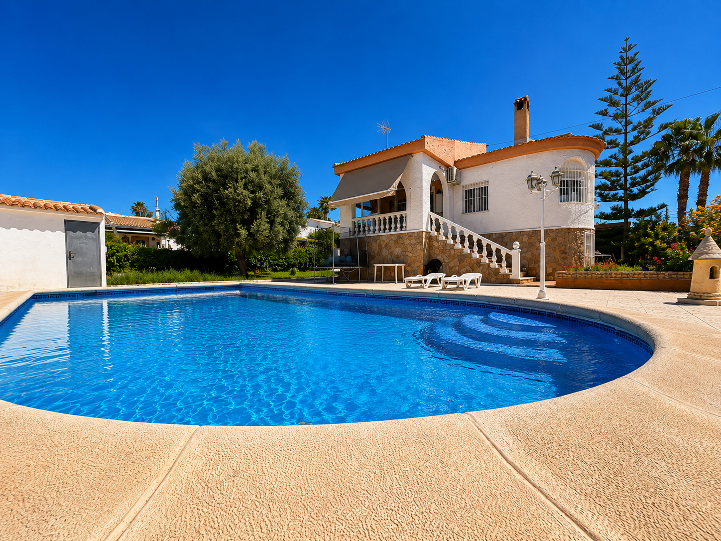 Master bedroom in villa for sale in Torrevieja