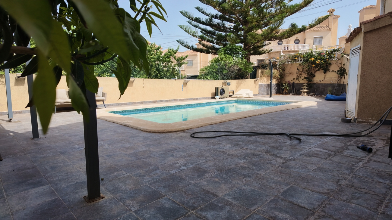 Garden in villa for sale in Villamartin