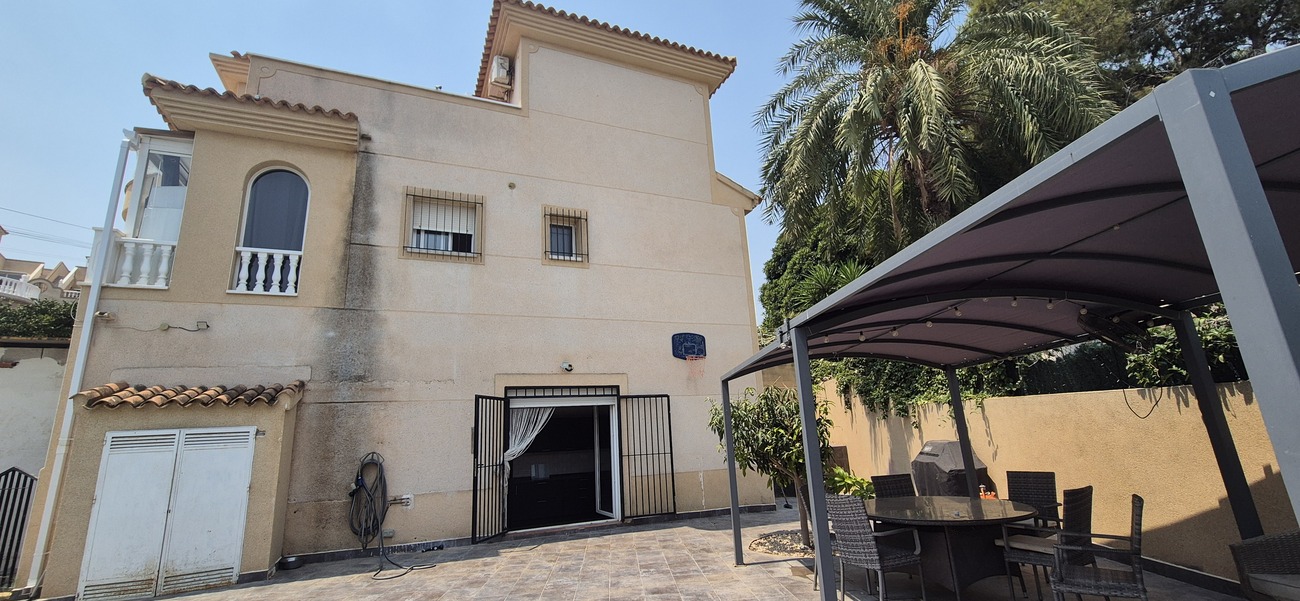Bedroom in villa for sale in Villamartin
