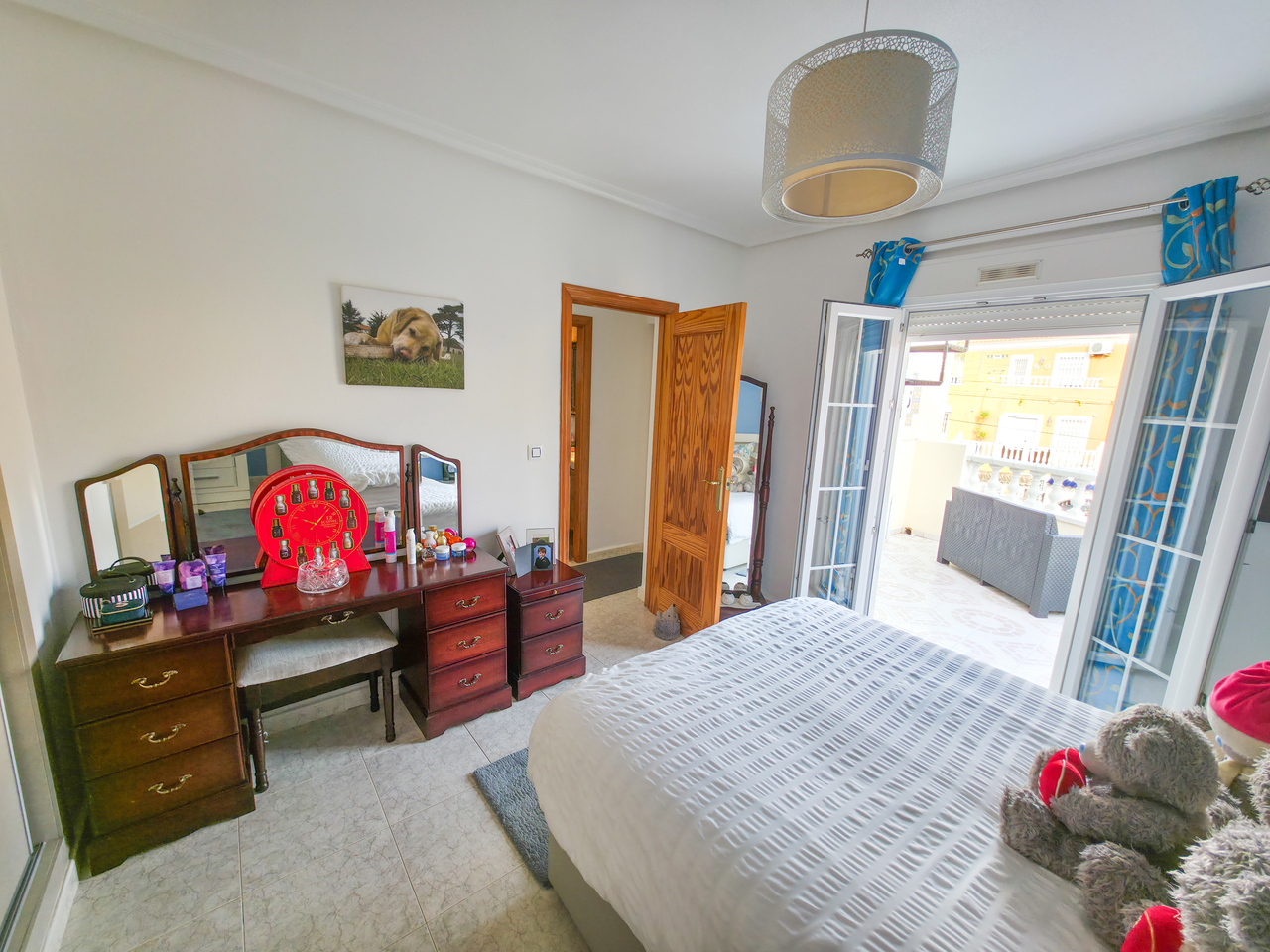 Bedroom in villa for sale in Villamartin