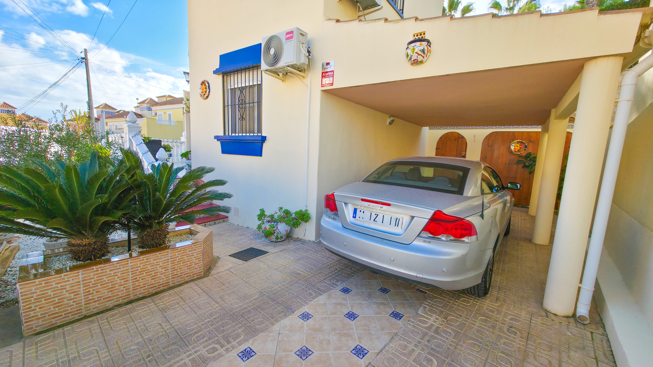 Garden in villa for sale in Villamartin