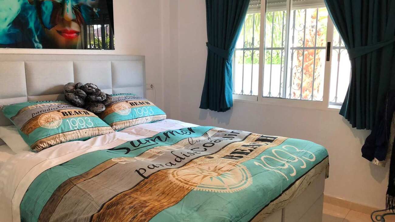 Bedroom in villa for sale in Rojales