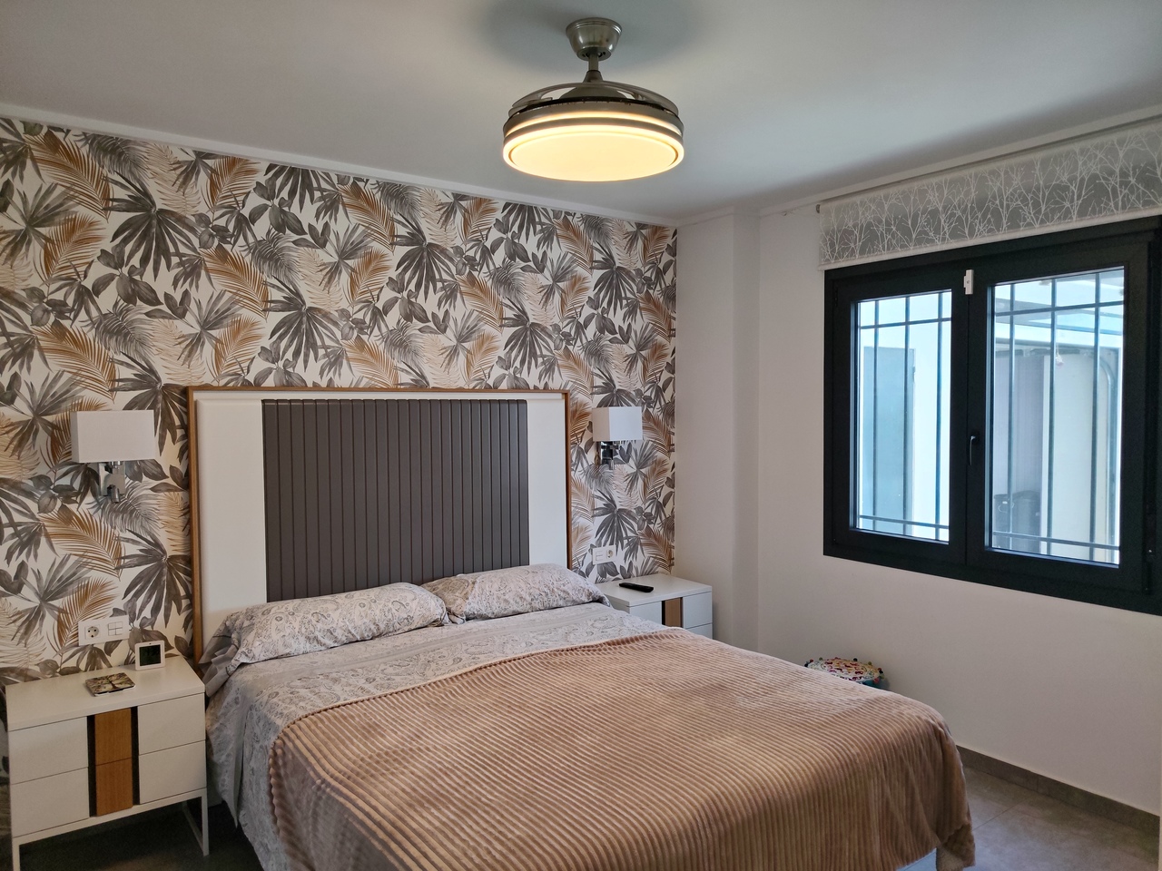 Bedroom in villa for sale in Los Montesinos