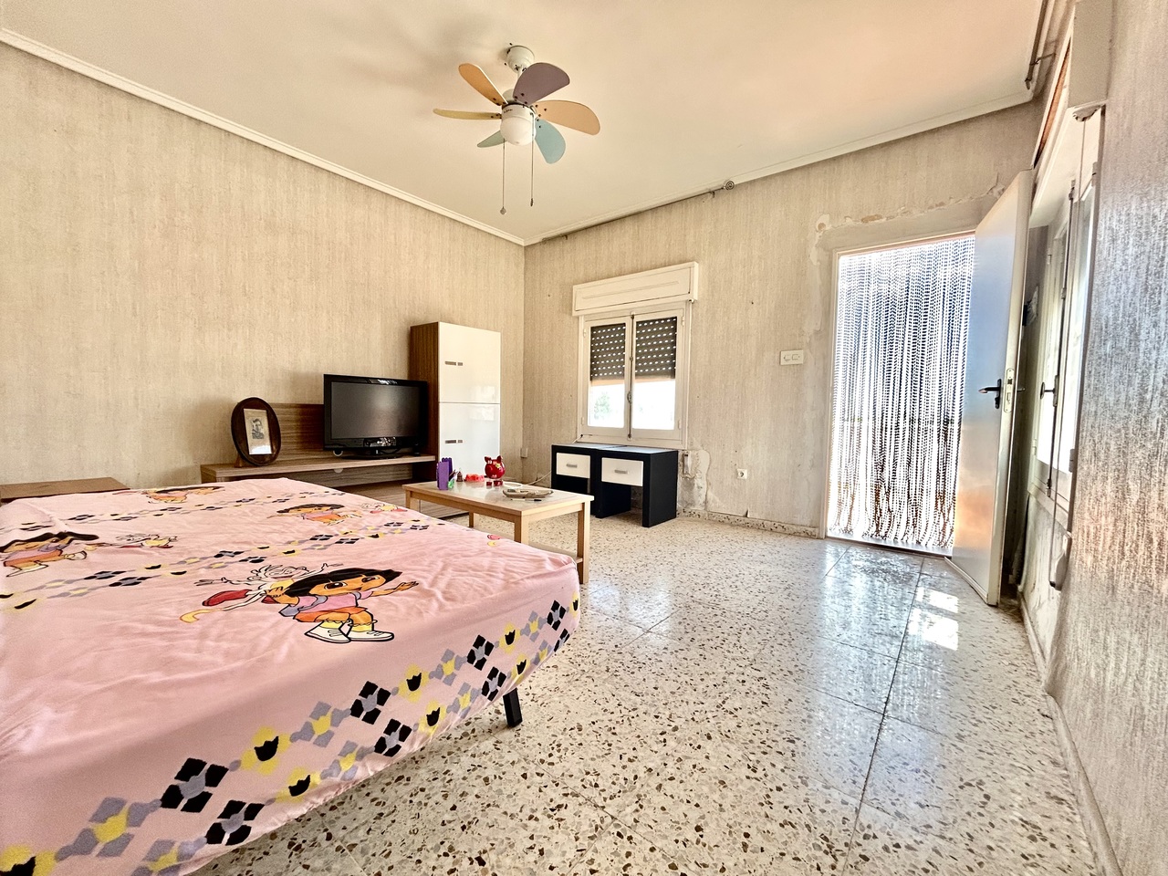 Bedroom in villa for sale in Los Montesinos