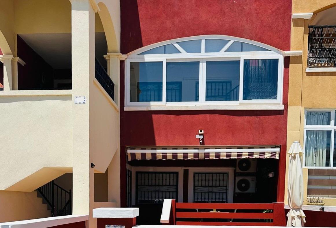 Sonniges Bungalow‑Eckstück mit Garten, Poolnähe und Renditepotenzial in Dream Hills, Los Altos