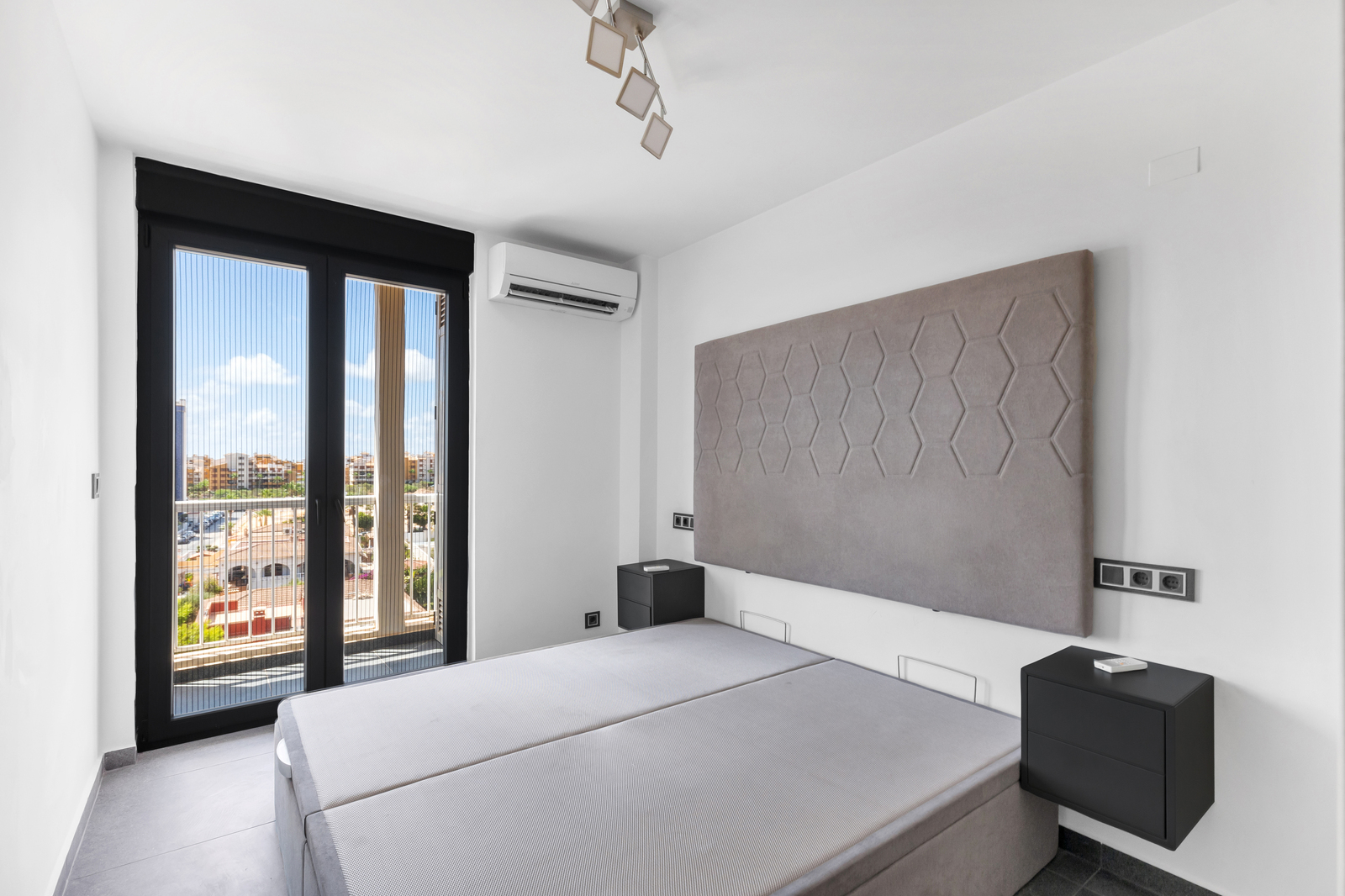 Bedroom in apartment for sale in Torrevieja