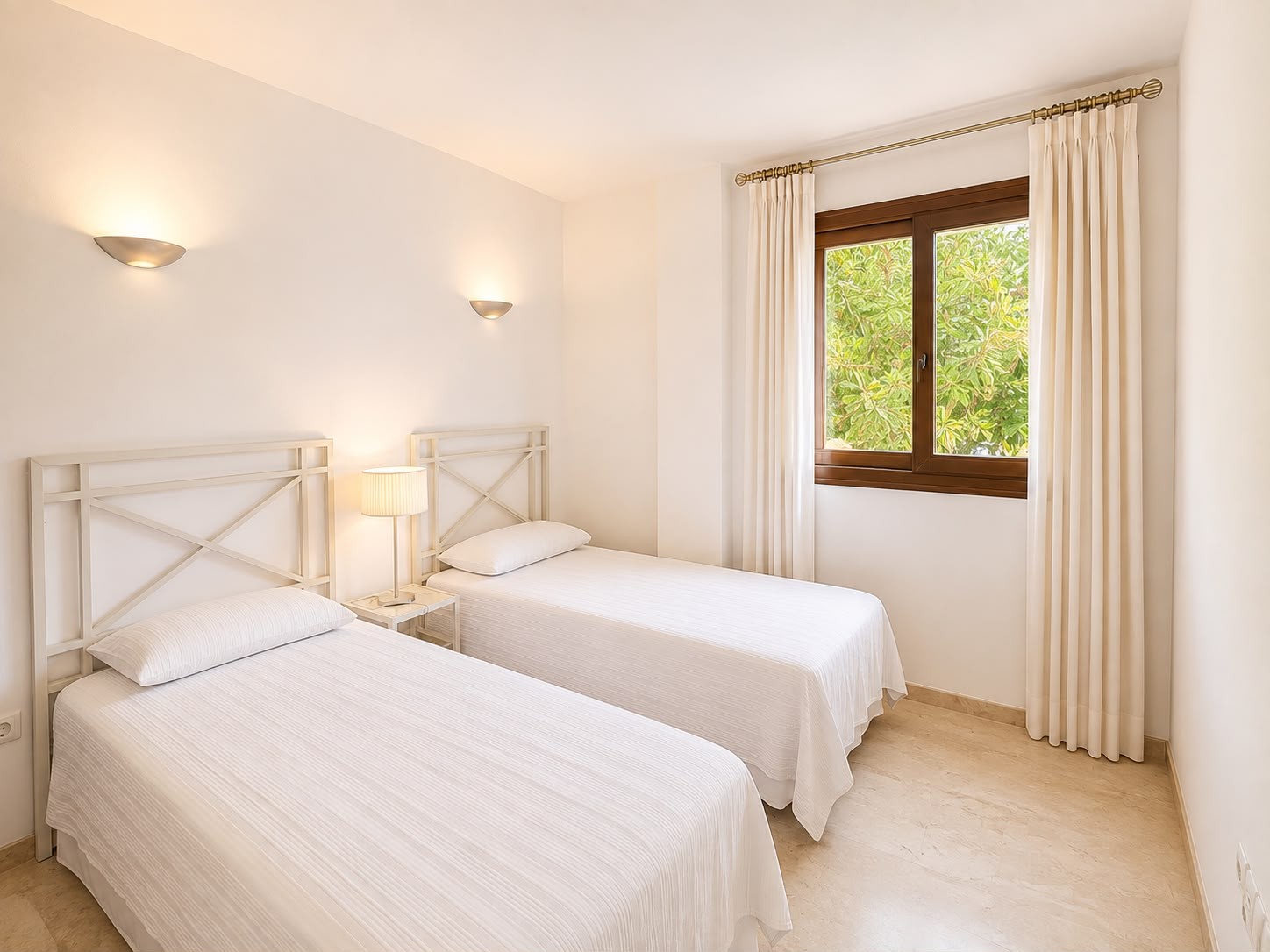 Master bedroom in apartment for sale in Punta Prima