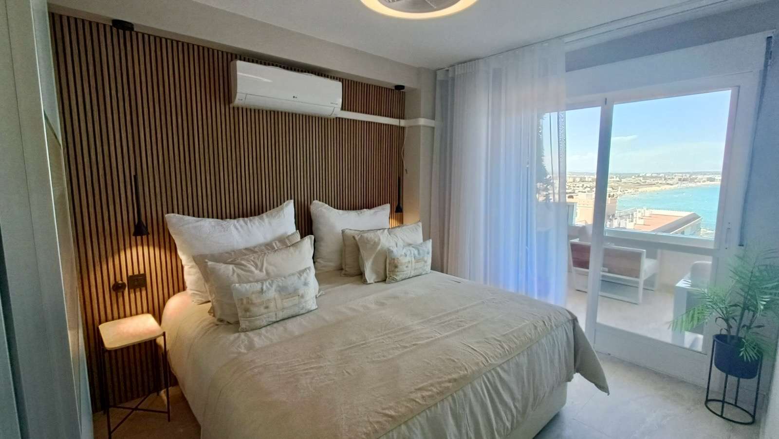 Bedroom in apartment for sale in Torrevieja