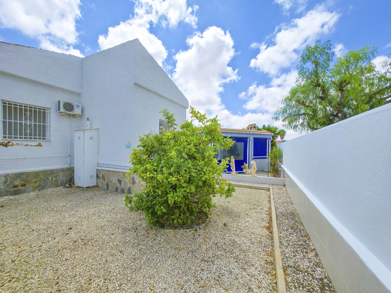 Garden in villa for sale in Torrevieja