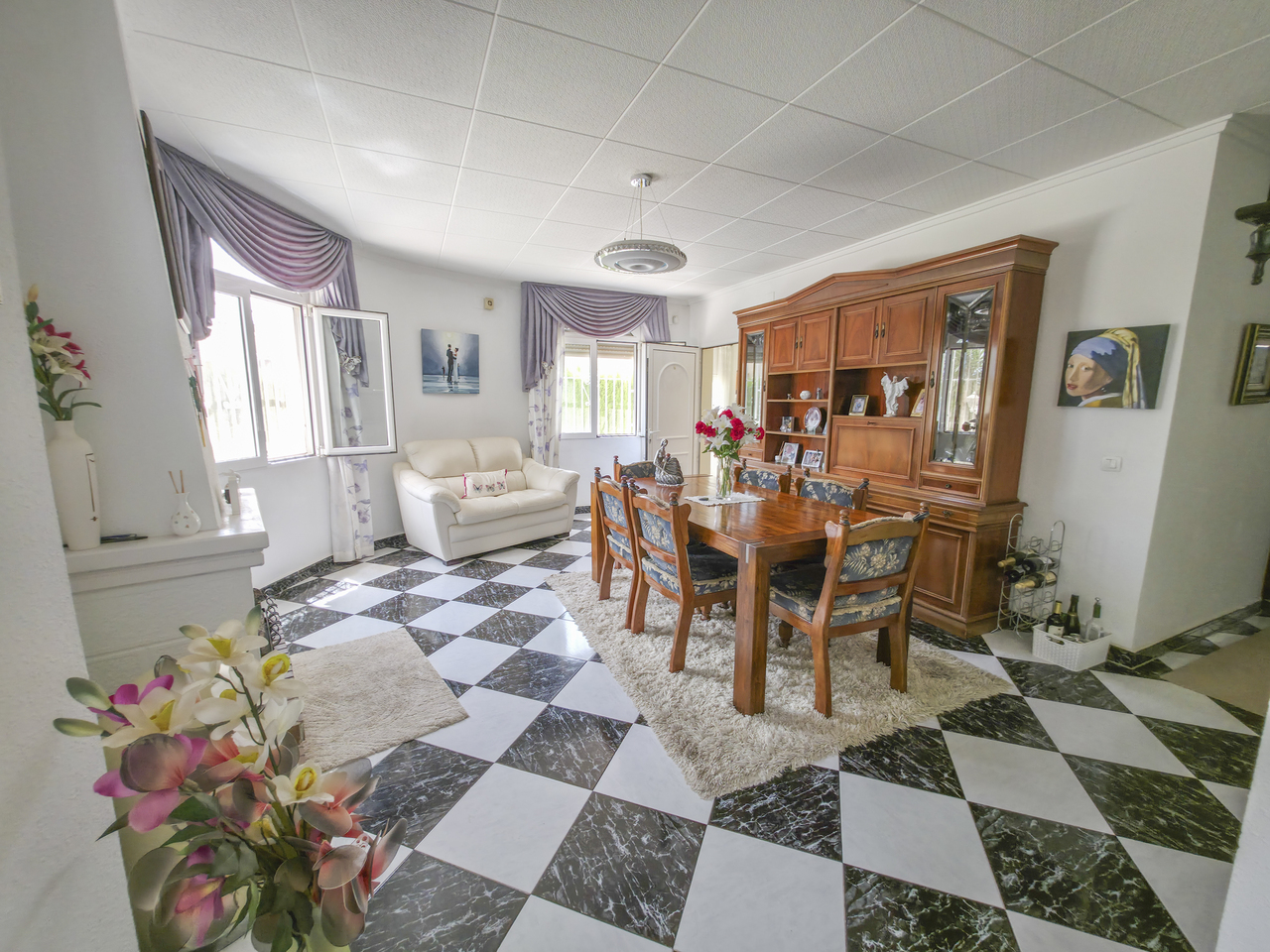 Dining area in villa for sale in Torrevieja