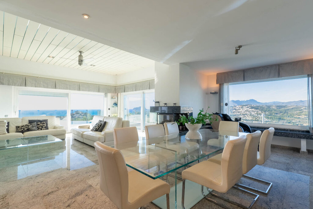 Master bedroom in villa for sale in Moraira