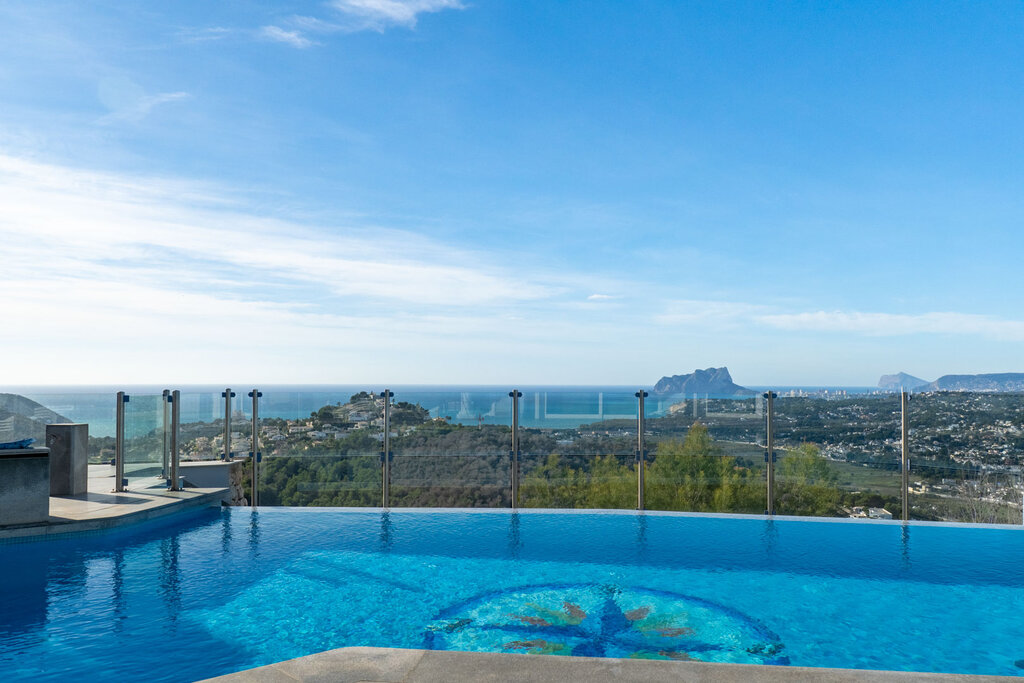 Bathroom in villa for sale in Moraira