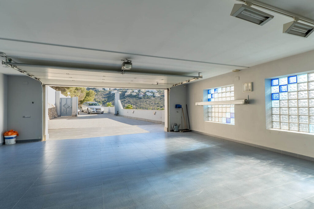 Bedroom in villa for sale in Moraira