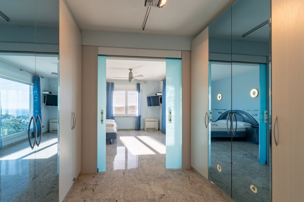 Master bedroom in villa for sale in Moraira