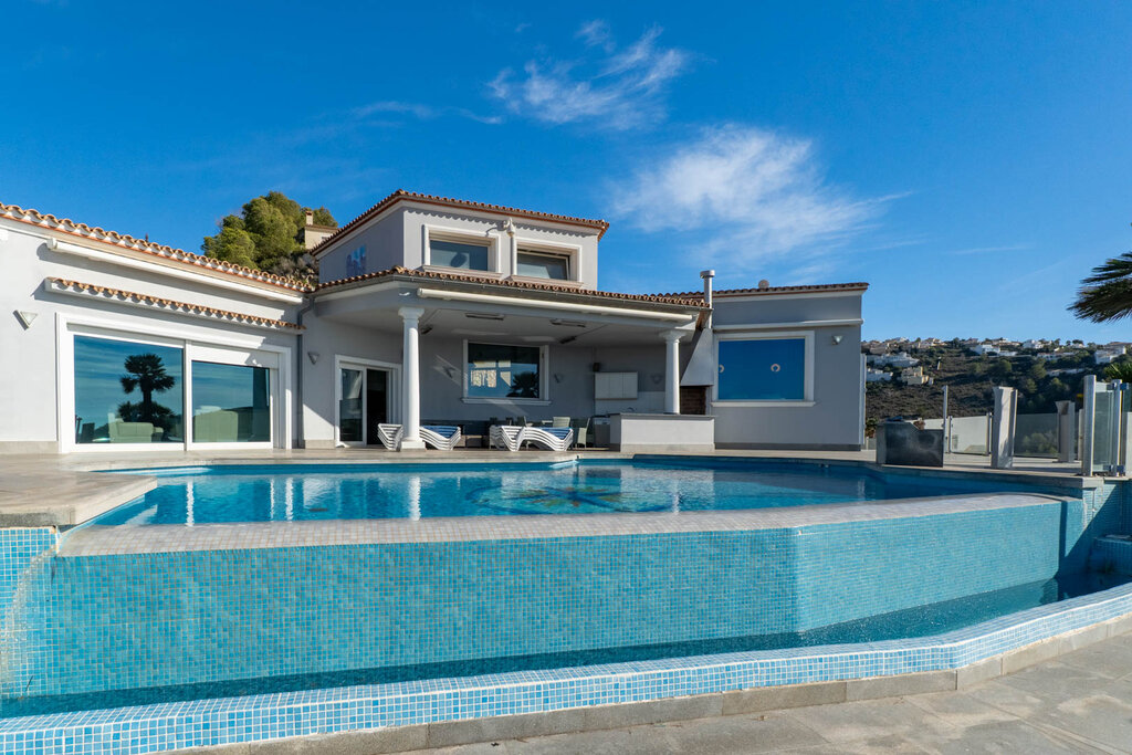 Pool area in villa for sale in Moraira