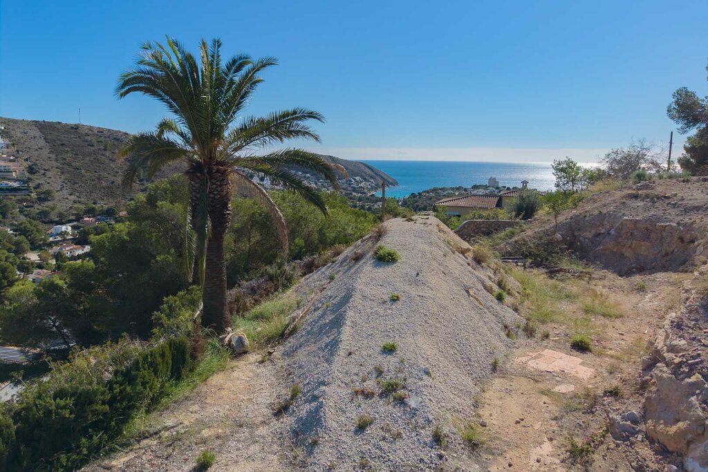 Exclusive designer villa located in Moraira, near El Portet, with spectacular panoramic views of the sea and the surrounding natural landscape