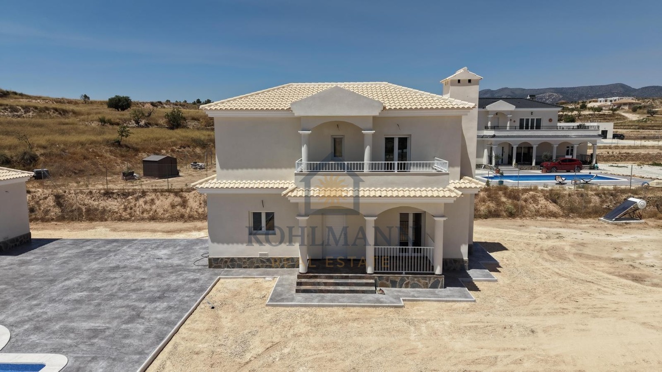 Pool area in villa for sale in Pinoso