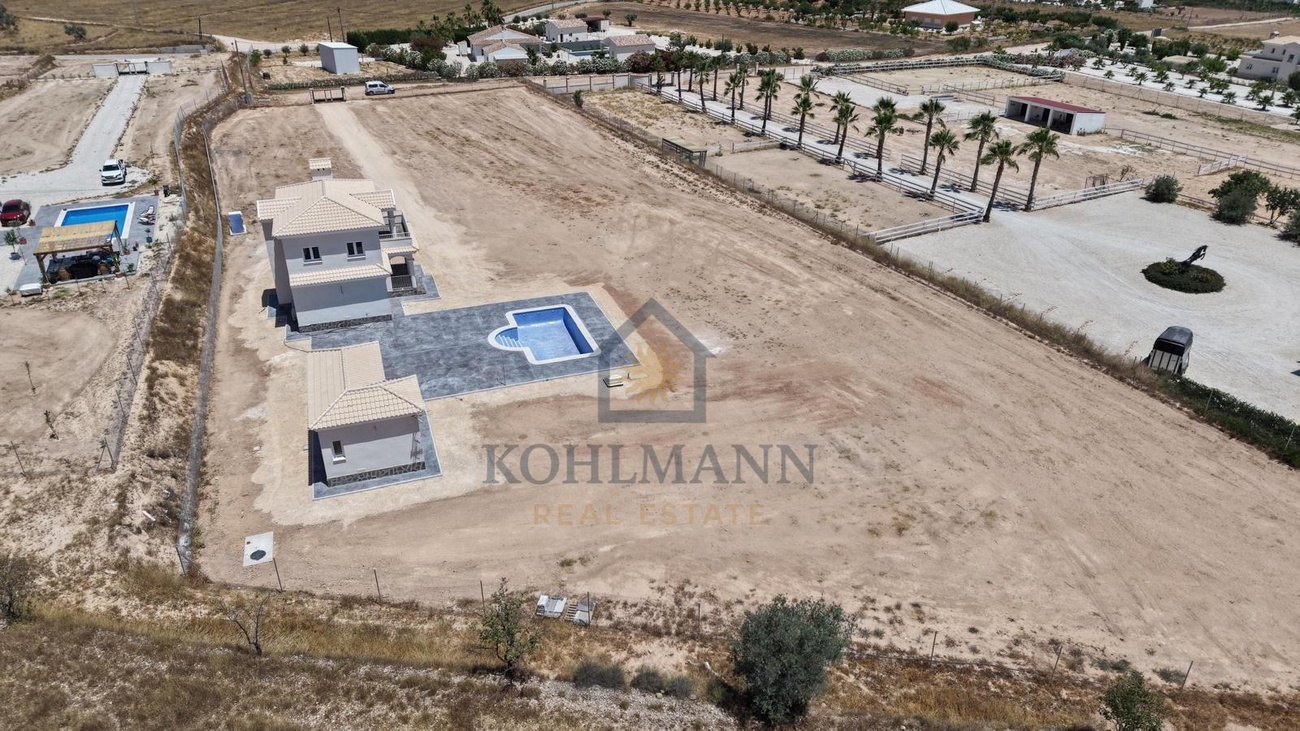 Garden in villa for sale in Pinoso