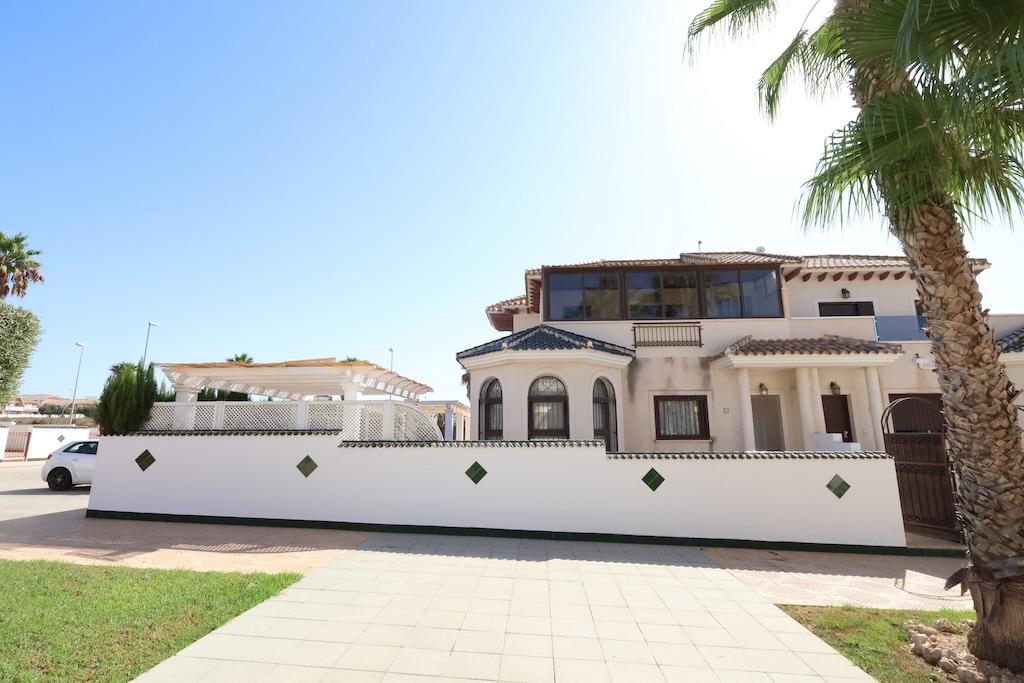 Master bedroom in terraced for sale in Rojales