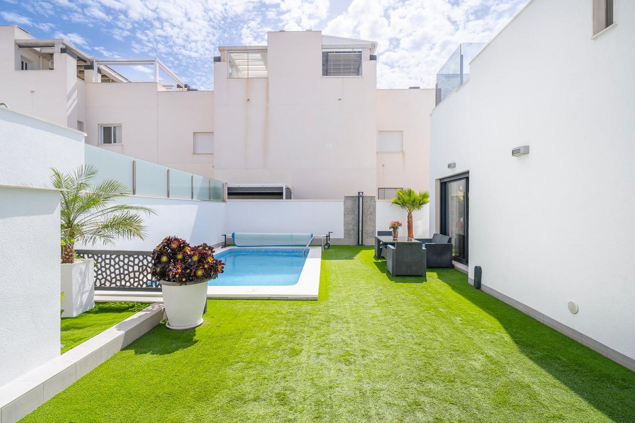 Bedroom in villa for sale in Torrevieja