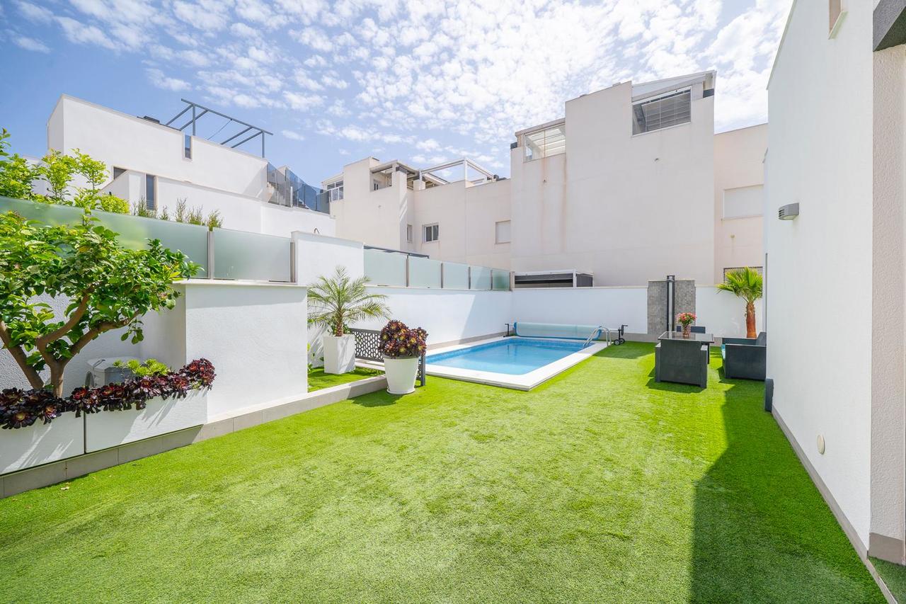 Exterior view in villa for sale in Torrevieja