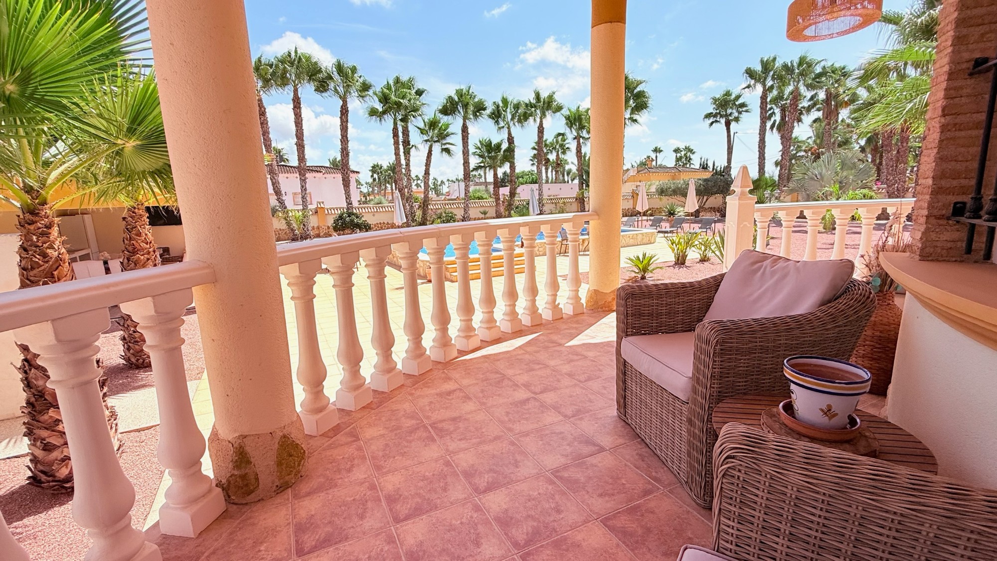 Pool area in villa for sale in Catral