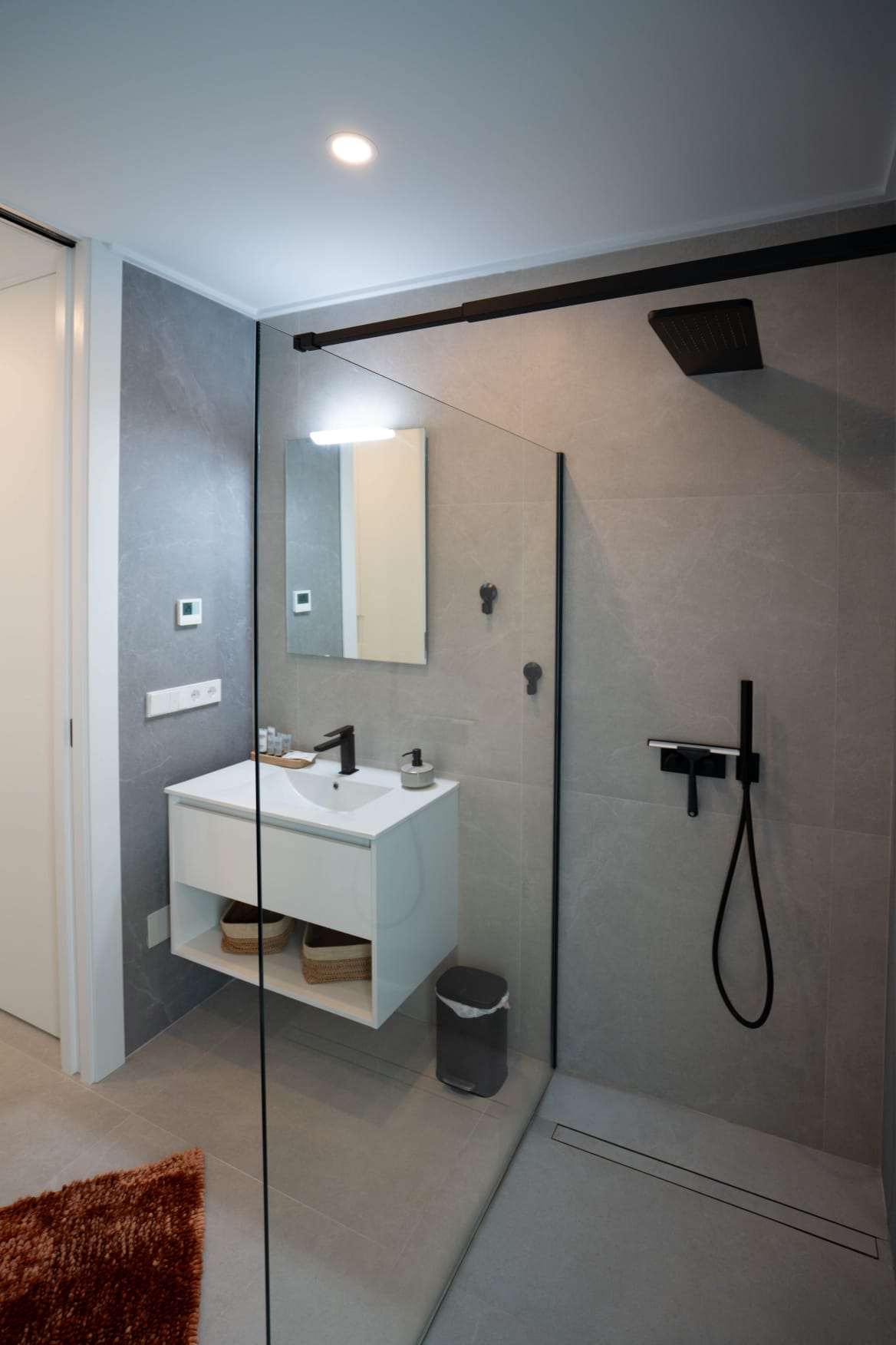 Master bedroom in villa for sale in Rojales