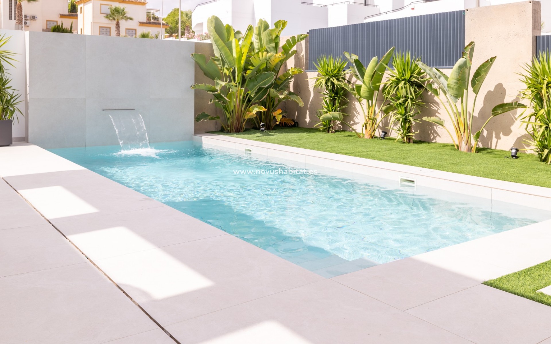 Pool area in villa for sale in Rojales