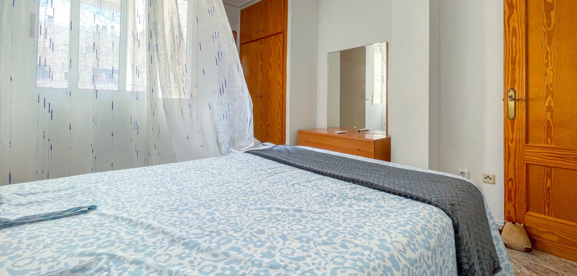 Bedroom in apartment for sale in Torrevieja
