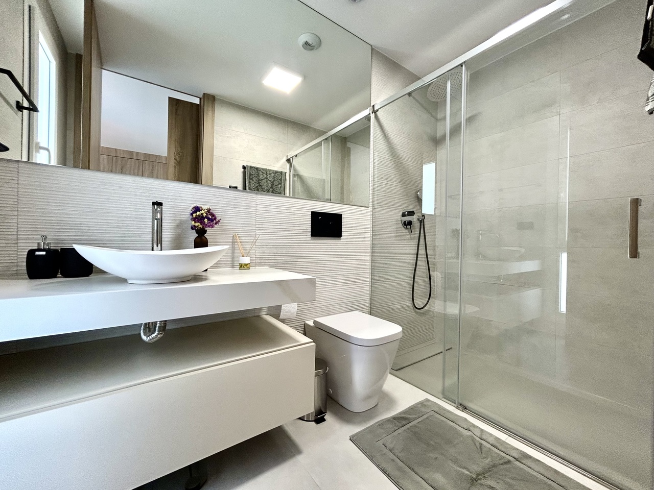Master bedroom in villa for sale in Algorfa